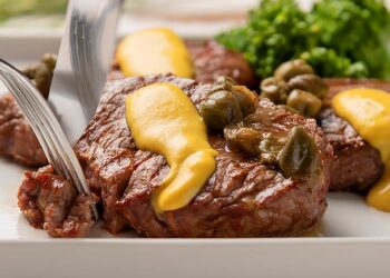 bife com molho de mostarda