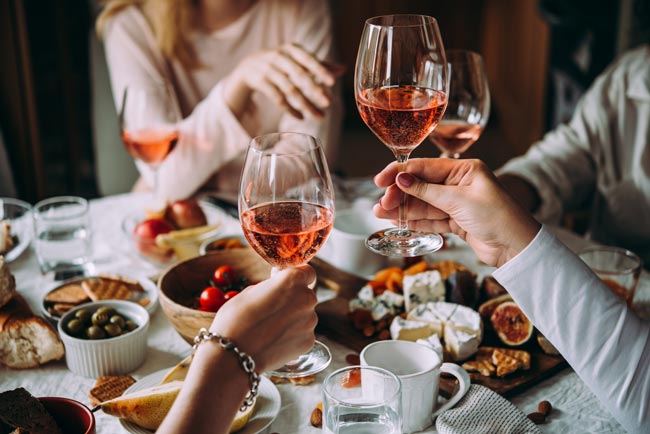 Não é só o tinto. Afinal o vinho causa danos no cérebro vinho causa danos no cérebro