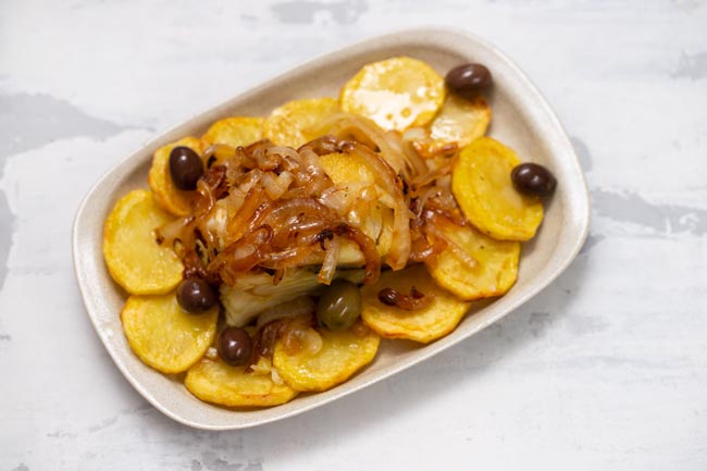 Faça Bacalhau à Braga. É de comer e chorar por mais! Bacalhau à Braga