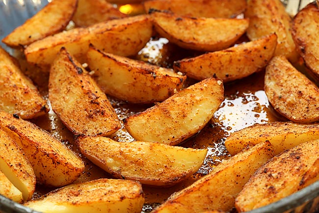 Faça batatas assadas crocantes e muito saborosas Faça batatas assadas crocantes e muito saborosas