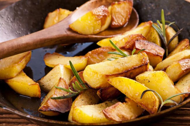 Batatas assadas simples e deliciosas. E são tão boas! Batatas assadas simples