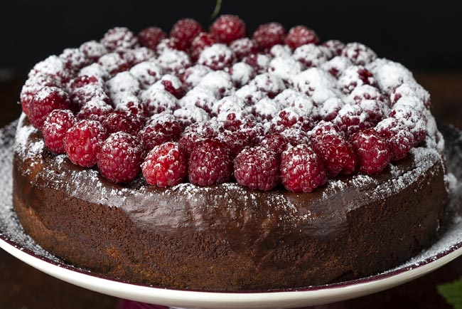 bolo de chocolate com frutos vermelhos
