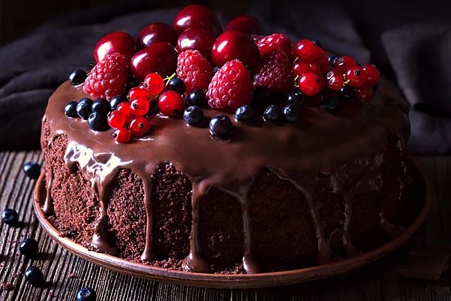 O melhor bolo de chocolate com frutos vermelhos. Que tentação! bolo de chocolate com frutos vermelhos