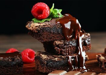 Bolo de chocolate e cobertura de chocolate