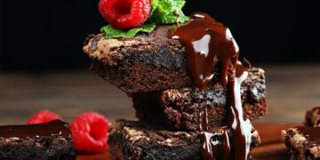 Bolo de chocolate e cobertura de chocolate