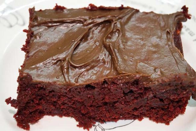 Bolo de chocolate e cobertura de chocolate. Que delícia! Bolo de chocolate e cobertura de chocolate