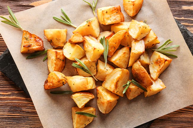 Deliciosas batatas assadas no forno. São irresistíveis! Deliciosas batatas assadas no forno