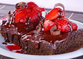 bolo de chocolate com frutos vermelhos