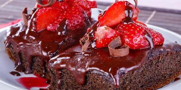 bolo de chocolate com frutos vermelhos