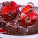 bolo de chocolate com frutos vermelhos