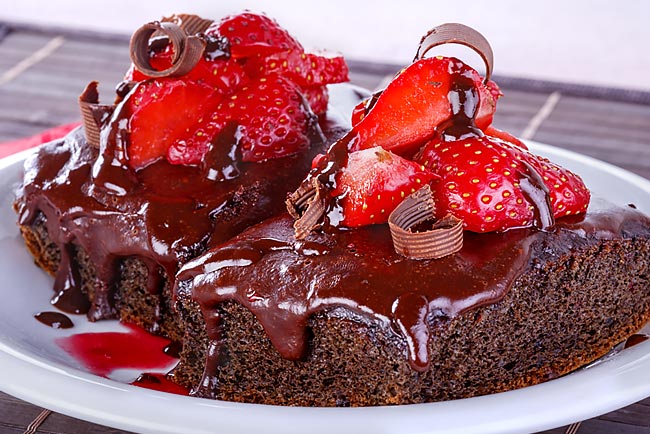 bolo de chocolate com frutos vermelhos