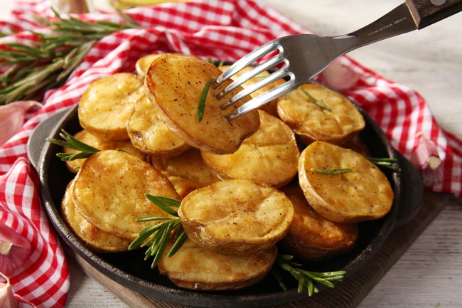 Batatas assadas com azeite e alho
