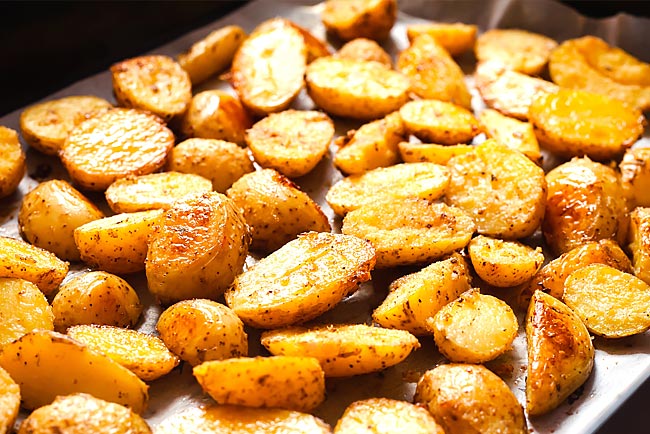 Faça batatas assadas crocantes e muito saborosas batatas assadas crocantes