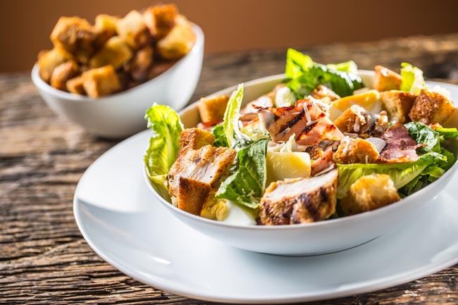 Salada César com croutons