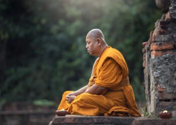 escreve-se monje ou monge