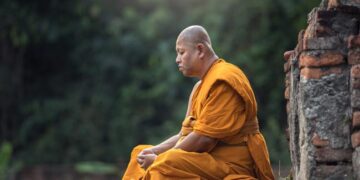 escreve-se monje ou monge