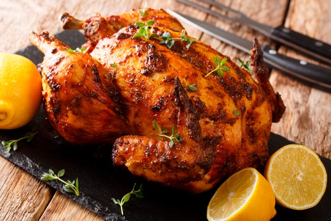 Delicioso e suculento frango assado. Todos vão repetir! Delicioso e suculento frango assado