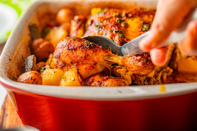 Delicioso e suculento frango assado. Todos vão repetir! Delicioso e suculento frango assado