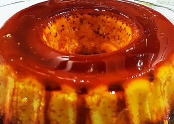 Pudim de pão tradicional português com cobertura de caramelo, húmido e caseiro, servido numa travessa antiga.