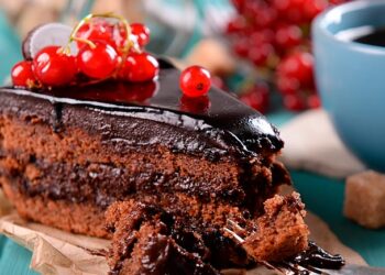 bolo de chocolate cremoso e fofo