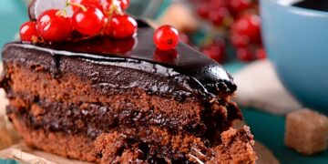 bolo de chocolate cremoso e fofo