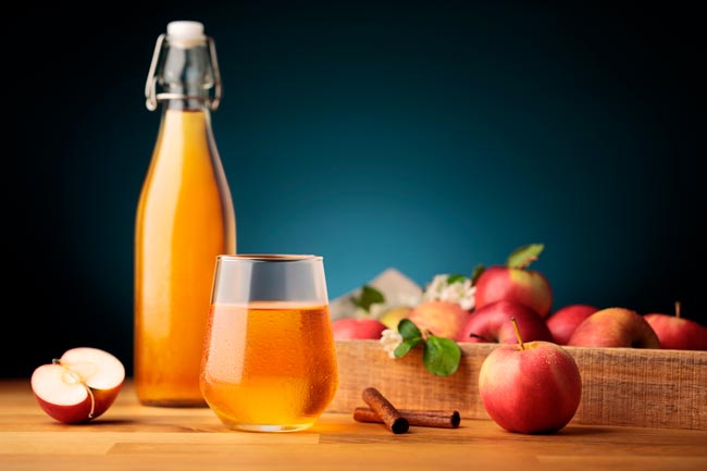 As famosas não dispensam vinagre de maçã. Será que fazem bem? famosas não dispensam vinagre de maçã