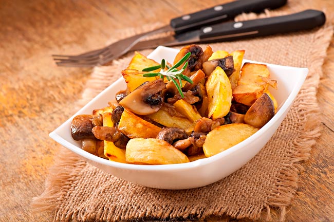 Deliciosas e suculentas batatas assadas no forno Deliciosas e suculentas batatas assadas