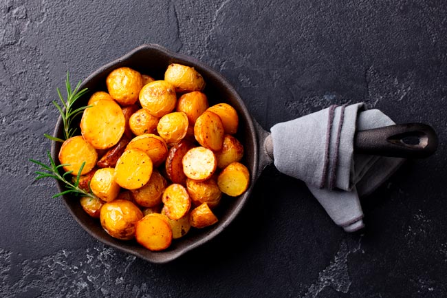 Deliciosas e suculentas batatas assadas no forno Deliciosas e suculentas batatas assadas
