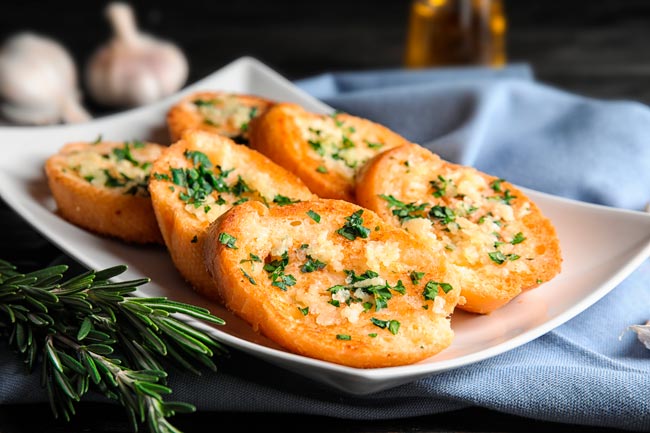 Pão de alho caseiro no forno para comer e chorar por mais Pão de alho caseiro no forno
