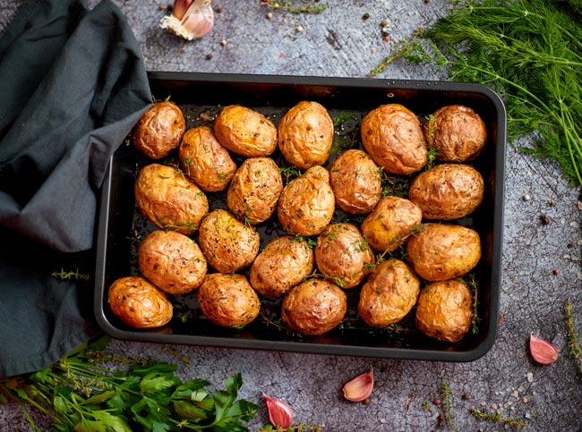 Batatas assadas rústicas irresistíveis Batatas assadas rústicas