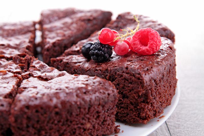 3 receitas de bolo de chocolate cremoso e fofo bolo de chocolate cremoso e fofo
