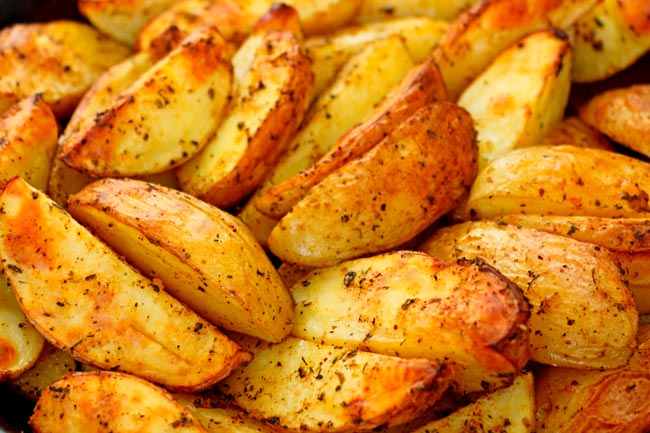 Batatas assadas rústicas irresistíveis Batatas assadas rústicas
