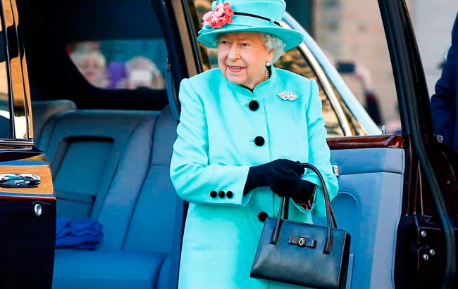 O que guarda a rainha Elizabeth II na carteira? O que guarda a rainha Elizabeth