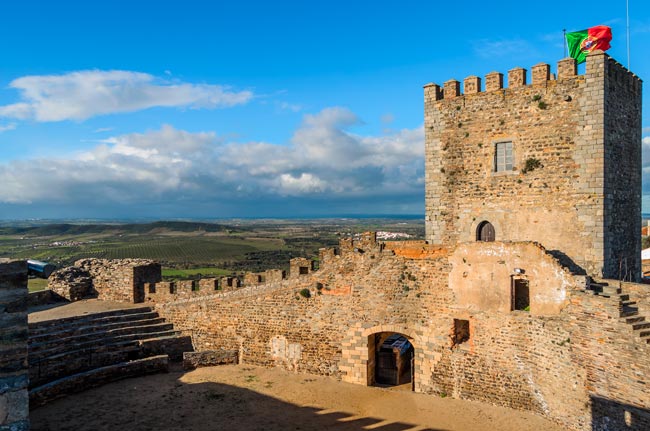 A história insólita das 6 vacas que salvaram o castelo de Monsaraz castelo de Monsaraz