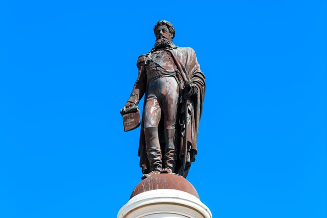D. Pedro IV ou Maximiliano? Quem está na estátua do Rossio? Maximiliano