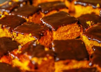 bolo de cenoura com cobertura de chocolate