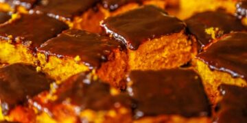 bolo de cenoura com cobertura de chocolate