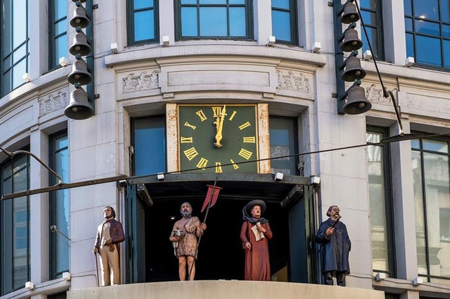O relógio mais fotografado que homenageia quatro figuras do Porto relógio mais fotografado
