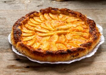 Tarte de maçã à moda antiga, feita de forma tradicional como as avós preparavam, com maçã laminada e massa dourada no forno.