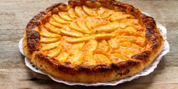 Tarte de maçã à moda antiga, feita de forma tradicional como as avós preparavam, com maçã laminada e massa dourada no forno.