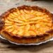 Tarte de maçã à moda antiga, feita de forma tradicional como as avós preparavam, com maçã laminada e massa dourada no forno.