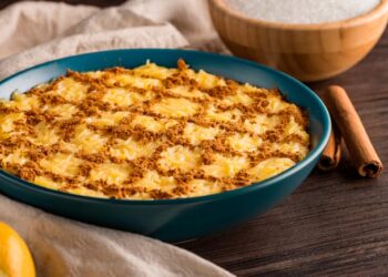 Aletria tradicional portuguesa cremosa decorada com canela em pó.