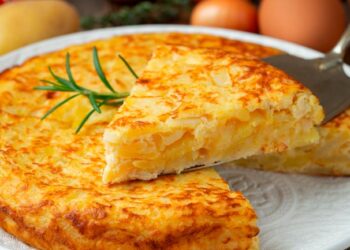 Aprenda a fazer a melhor omelete de batata do mundo