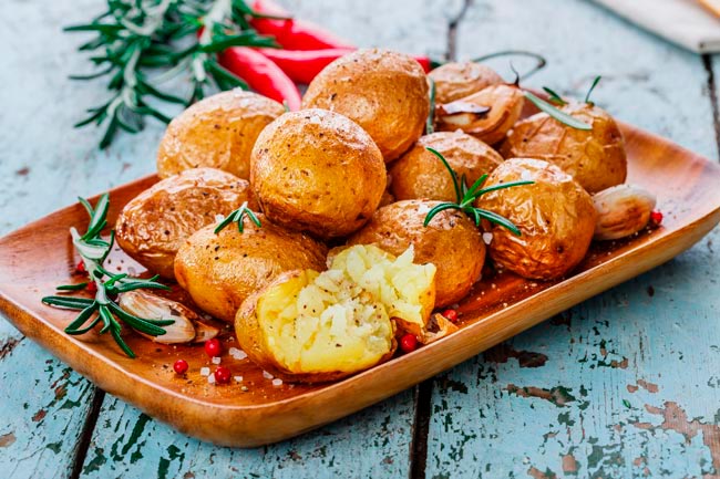 Como fazer as melhores batatas assadas suculentas com ervas batatas assadas suculentas com ervas