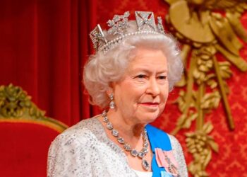 Elizabeth II prega partida