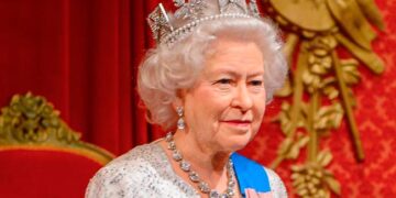 Elizabeth II prega partida