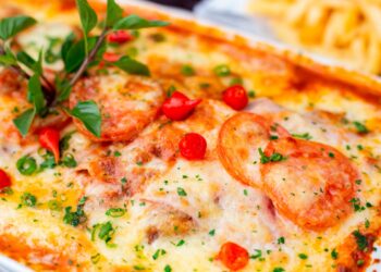 massa gratinada com salsichas