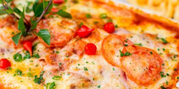 massa gratinada com salsichas
