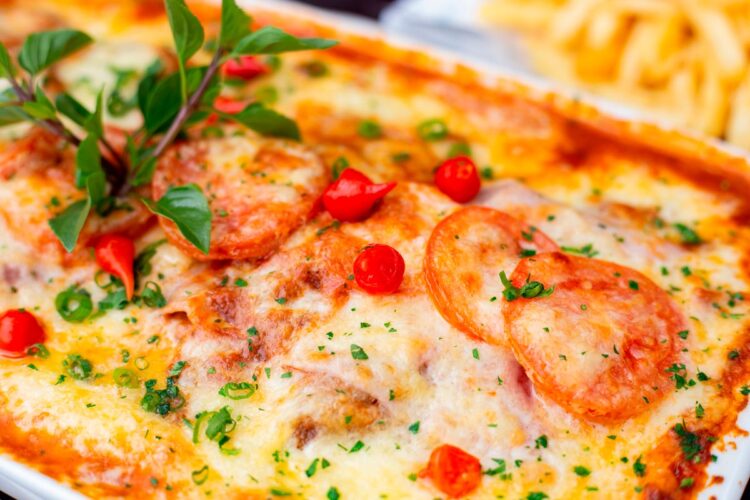 massa gratinada com salsichas