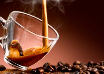 horário ideal para tomar café